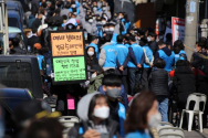 지난 2020년 3, 4월 사랑제일교회는 박원순 전 시장의 집회금지명령에도 불구하고 예배를 드렸다. 당시 서울시 측은 방역을 명분으로 내세웠지만, 정작 단속을 위해 나온 공무원들과 경찰관들조차 거리 두기를 지키지 않았다. 