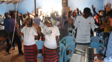 에리트레아 난민촌 교회에서 예배드리고 있는 그리스도인들. ⓒ한국순교자의소리