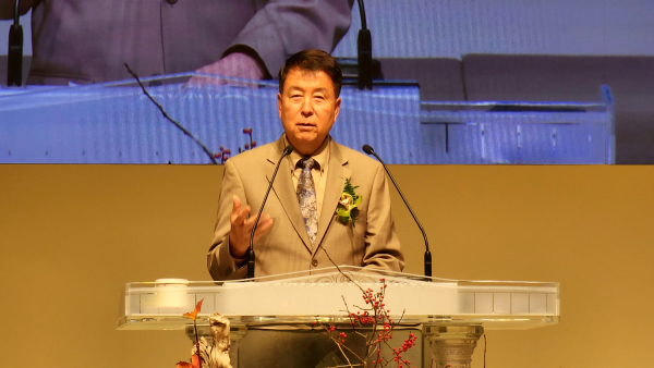 충현선교교회 창립 37주년 임직예배에서 권면하는 넘치는 교회 김충한 목사