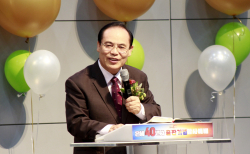 은혜 40년사 출판 감사예배에서 설교하는 한기홍 목사