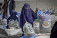 ▲아프가니스탄 쿤두즈시에서 부르카(전신을 가리는 이슬람 복장)를 착용한 여성이 구호품을 배급받고 있다. ⓒWanman Uthmaniyyah/ Unsplash.com