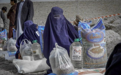 ▲아프가니스탄 쿤두즈시에서 부르카(전신을 가리는 이슬람 복장)를 착용한 여성이 구호품을 배급받고 있다. ⓒWanman Uthmaniyyah/ Unsplash.com