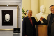 웨슬리채플의 담임인 영국 상원의원 레슬리 그리피스 목사와 함께한 김 감독(오른쪽 사진). 왼쪽은 웨슬리채플이 광림교회에 기증한 존 웨슬리의 ‘데스마스크’(death mask). ⓒ광림교회 제공