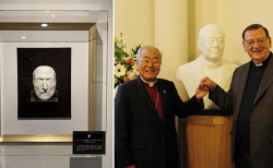 웨슬리채플의 담임인 영국 상원의원 레슬리 그리피스 목사와 함께한 김 감독(오른쪽 사진). 왼쪽은 웨슬리채플이 광림교회에 기증한 존 웨슬리의 ‘데스마스크’(death mask). ⓒ광림교회 제공
