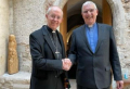저스틴 웰비 캔터베리 대주교(왼쪽)와 이안 그린쉴즈 스코틀랜드교회 의장(오른쪽)이 악수를 나누고 있다. ⓒ스코틀랜드교회