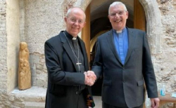 저스틴 웰비 캔터베리 대주교(왼쪽)와 이안 그린쉴즈 스코틀랜드교회 의장(오른쪽)이 악수를 나누고 있다. ⓒ스코틀랜드교회