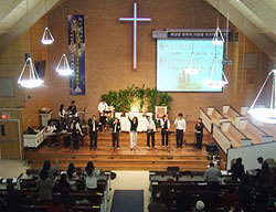 효신장로교회는 주일 오전예배를 못 드린 현대인들을 위해 오후 6시 늦은예배를 드리고 있다. 