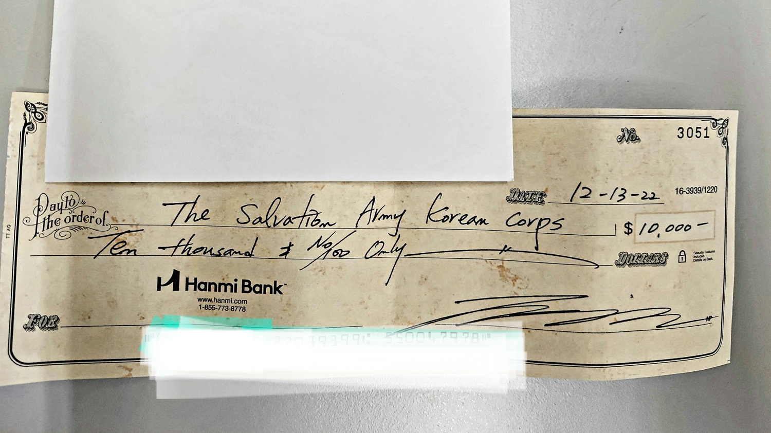 구세군 자선냄비에 기부된 1만 달러 체크