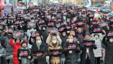 17일 오후 서울 용산 대통령실 앞에서 열린 ‘2022 교육과정 개정안’ 및 포괄적 차별금지법 제정 반대 국민대회에서 학부모들을 비롯한 5천여 명의 시민들이 시위를 펼치고 있다. ⓒ주최측 제공