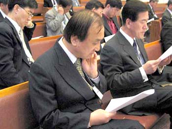 PCA 한인교회협 총회에서 총대들이 안건을 검토하고 있다