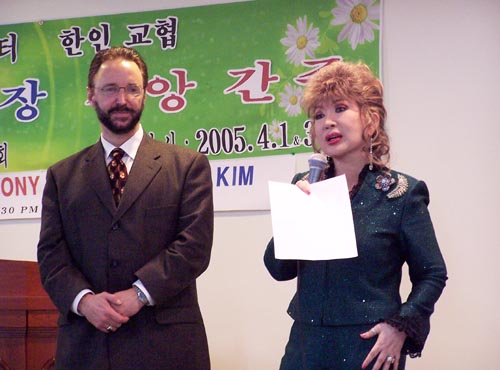 큰아들 스캇을 소개하고 있는 김태연 회장(오른쪽)