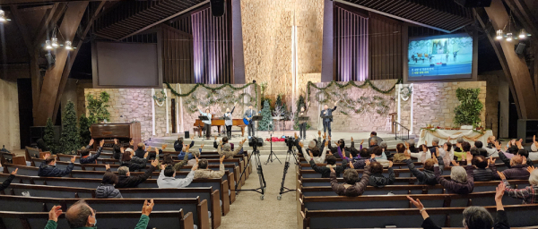 기쁜우리교회 신년특별새벽기도회에서 성도들이 손을 들고 찬양하고 있다.