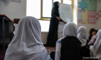 아프가니스탄 카불에 위치한 학교, 세이브더칠드런 소속 여성 교사가 여아를 대상으로 수업 중이다. ©세이브더칠드런 제공
