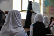 아프가니스탄 카불에 위치한 학교, 세이브더칠드런 소속 여성 교사가 여아를 대상으로 수업 중이다. ©세이브더칠드런 제공