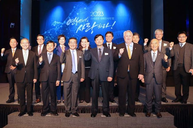 ‘자랑스러운 연세인상’과 ‘연세를 빛낸 동문상’ 수상자들. 앞줄 맨 오른쪽이 이일하 이사장. ⓒ굿네이버스