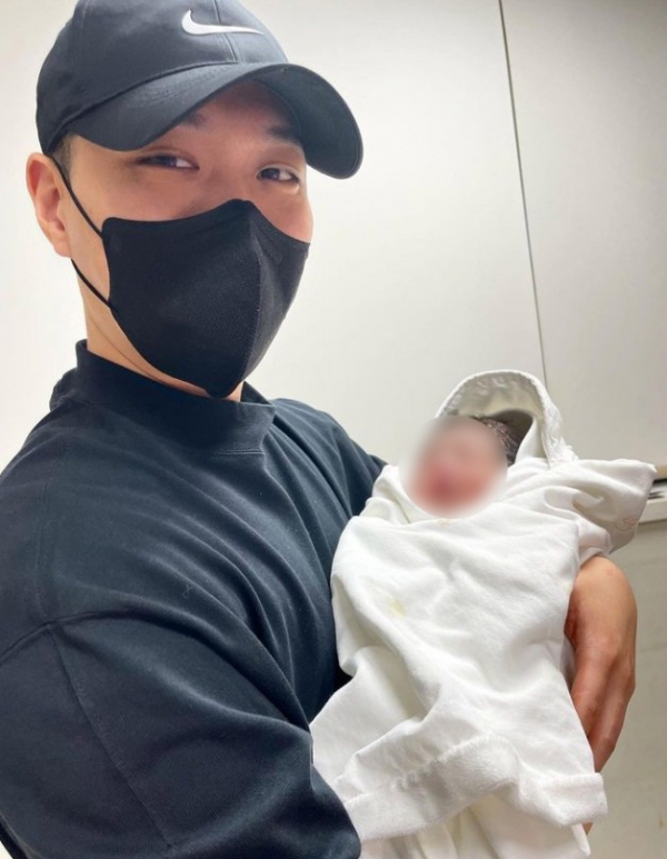 래퍼 비와이가 자신의 딸을 안고 있다. ©비와이 인스타그램