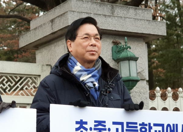 한교총 대표회장 이영훈 목사. 이 목사는 최근 국회 앞에서 포괄적 차별금지법 반대 1인 시위에 나서기도 했다. 