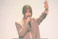 배우 윤은혜가 한 집회에서 기도를 인도하고 있다. ©유튜브 캡쳐