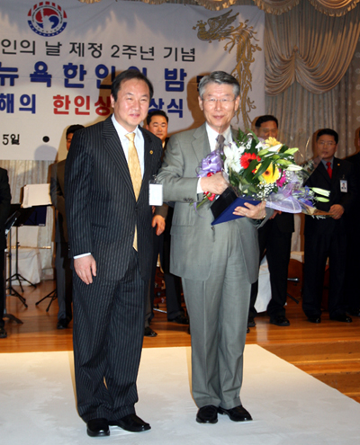 김중언 목사는 지난 15일 올해의 한인상을 수상했다.  왼쪽은 이세목 한인회장, 오른쪽은 김중언 목사