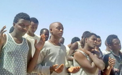 이집트 교도소에 수감 중인 에리트레아 기독교인들이 찬양하는 모습. ⓒ바나바스 펀드
