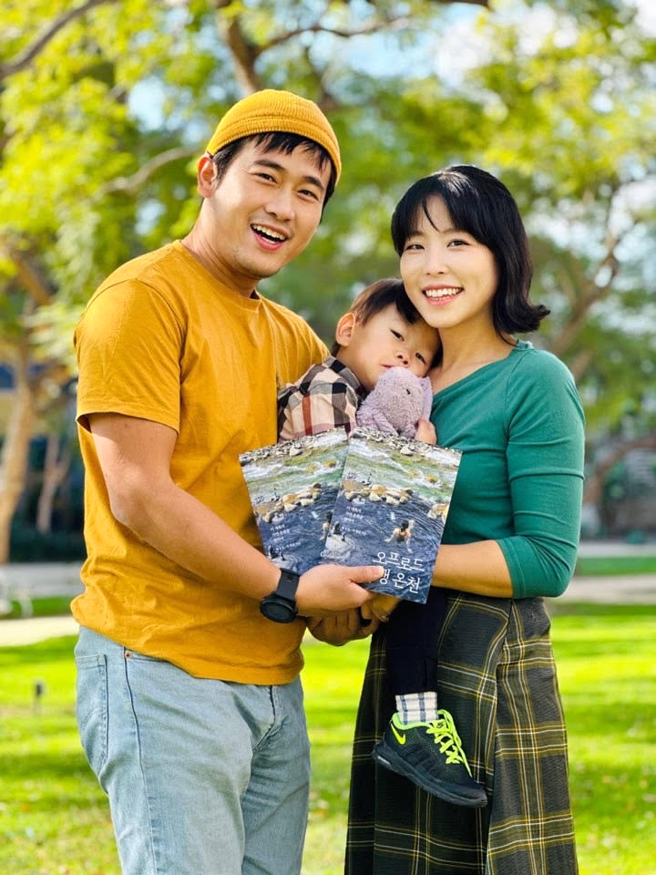 황상호(왼쪽), 우세린(오른쪽) 작가가 두살배기 아들과 사진을 찍고 있다. 아기도 백일이 지나자마자 이 탐험의 일원으로 참여했다