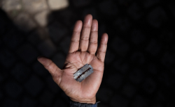 에티오피아에서 불법 여성 할례 시술에 이용되는 면도날. ⓒ세이브더칠드런