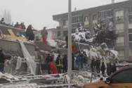 주민들이 지진이 발생한 현장에 모여 있다. ⓒCNN 보도화면 캡쳐