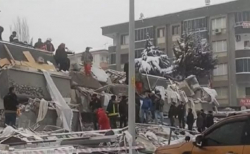 주민들이 지진이 발생한 현장에 모여 있다. ⓒCNN 보도화면 캡쳐