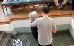 파킨슨병을 앓는 77세 여성인 수잔이 영국 런던의 천사교회에서 레이건 버튼 킹 목사에게 세례를 받았다. ⓒ런던 천사교회 페이스북