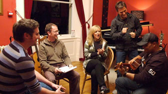 컴패션아트의 아티스트들이 모여 어떻게 작곡할 지 의논하고 있다. (왼쪽부터) 팀 휴즈, 그래함 켄드릭, 달린첵, 마이클 W 스미스, 그리고 이스라엘 휴튼. ⓒ컴패션아트 제공 