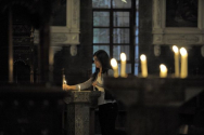 시리아 다마스쿠스에 있는 세인트폴 멜카이트 그리스 가톨릭교회에서 한 예배자가 지진 희생자들을 위해 촛불을 밝히고 있다. ⓒLife on Earth/Paul Jeffrey
