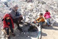 무너진 건물 잔해 가운데 시리아 아이들이 있는 모습. ⓒ월드비전