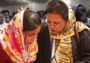 기도하는 파키스탄의 두 여성