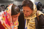 기도하는 파키스탄의 두 여성
