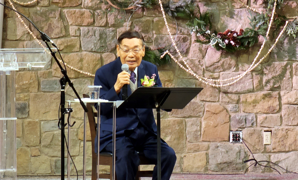 기쁜우리교회 창립 6주년 감사 예배 및 은퇴·임직식에서 설교하는 박희민 목사
