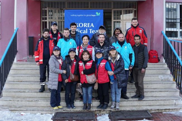 ▲현지 구호센터 구조대원들과 함께 찍은 OMFT 의료팀 모습. ⓒ인터콥
