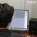 중국어 단파 방송 프로그램을 녹음하고 있는 순교자의 소리 스태프 ©한국 VOM