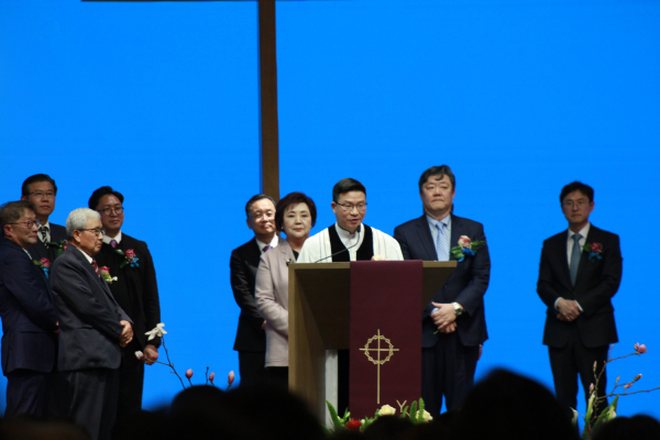 나성영락교회 창립 50주년 기념주일 은퇴 및 임직식에서 박은성 목사가 장진혁 장로와 김인자 장로의 임직을 선포하고 있다