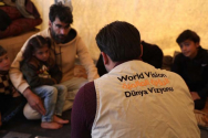 시리아 북서부에 위치한 임시 대피소에서 이재민 가정을 만나고 있는 시리아월드비전 직원의 모습. ⓒ월드비전