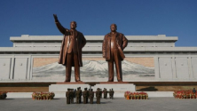 북한 김일성 김정일 앞서 참배하는 북한 주민들. ⓒPixabay