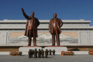 북한 김일성 김정일 앞서 참배하는 북한 주민들. ⓒPixabay
