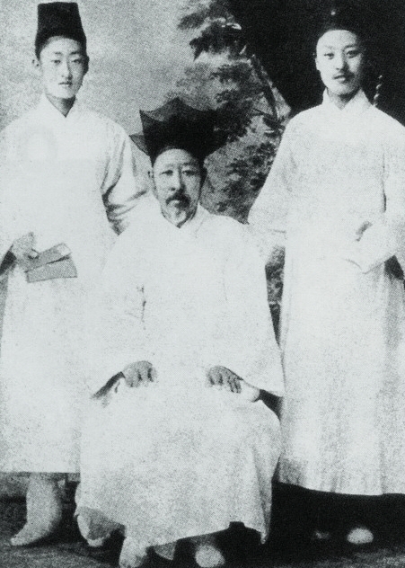 18세의 이승만(오른쪽)과 함께 수학했던 김홍서. 1893년 서당시절 사진이다. 양녕대군 15대손인 부친(경선공, 사진 가운데)은 한학에 조예가 깊었으나 재산이 없었기 때문에 이승만은 가난하게 자랐다. ⓒ이승만건국대통령기념사업회