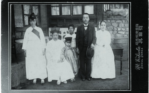 1904년 11월 미국에 고종 밀사로 떠나기 전 가족사진. 맨 오른쪽이 박씨 부인, 그 옆이 이승만이다. ⓒ이승만기념관