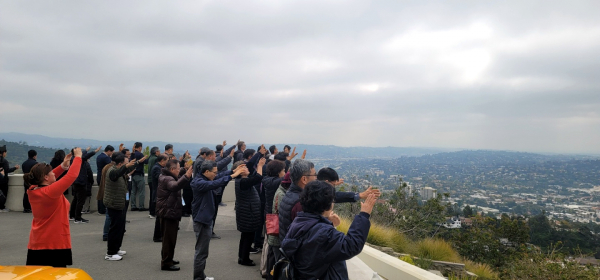 그리피스 전망대에서 LA와 남가주의 부흥을 위해 기도하는 목회자들