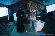 지진으로 집을 잃은 다이야(51세, 가명)씨와 가족들이 시리아 내 임시 텐트에 거주하고 있다. ©세이브더칠드런 제공