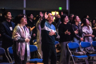 시애틀형제교회 믿음 30일 수요 찬양 집회에서 성도들과 함께 찬양하는 권준 목사