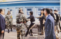 문재인 정부 시절인 2019년 11월 귀순의사를 밝혔던 탈북 어민들을 판문점에서 강제북송하는 모습. ⓒ통일부