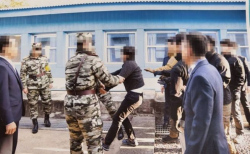 2019년 11월 귀순의사를 밝혔던 탈북어민이 판문점에서 강제북송되는 모습. ⓒ통일부