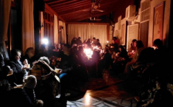 튀르키예 지진 이후 교회에 모여 예배드리는 모습 ©대한성서공회