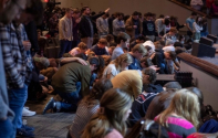 미국 시더빌대 학생들이 예배에서 뜨겁게 기도하는 모습 ©시더빌대학 페이스북